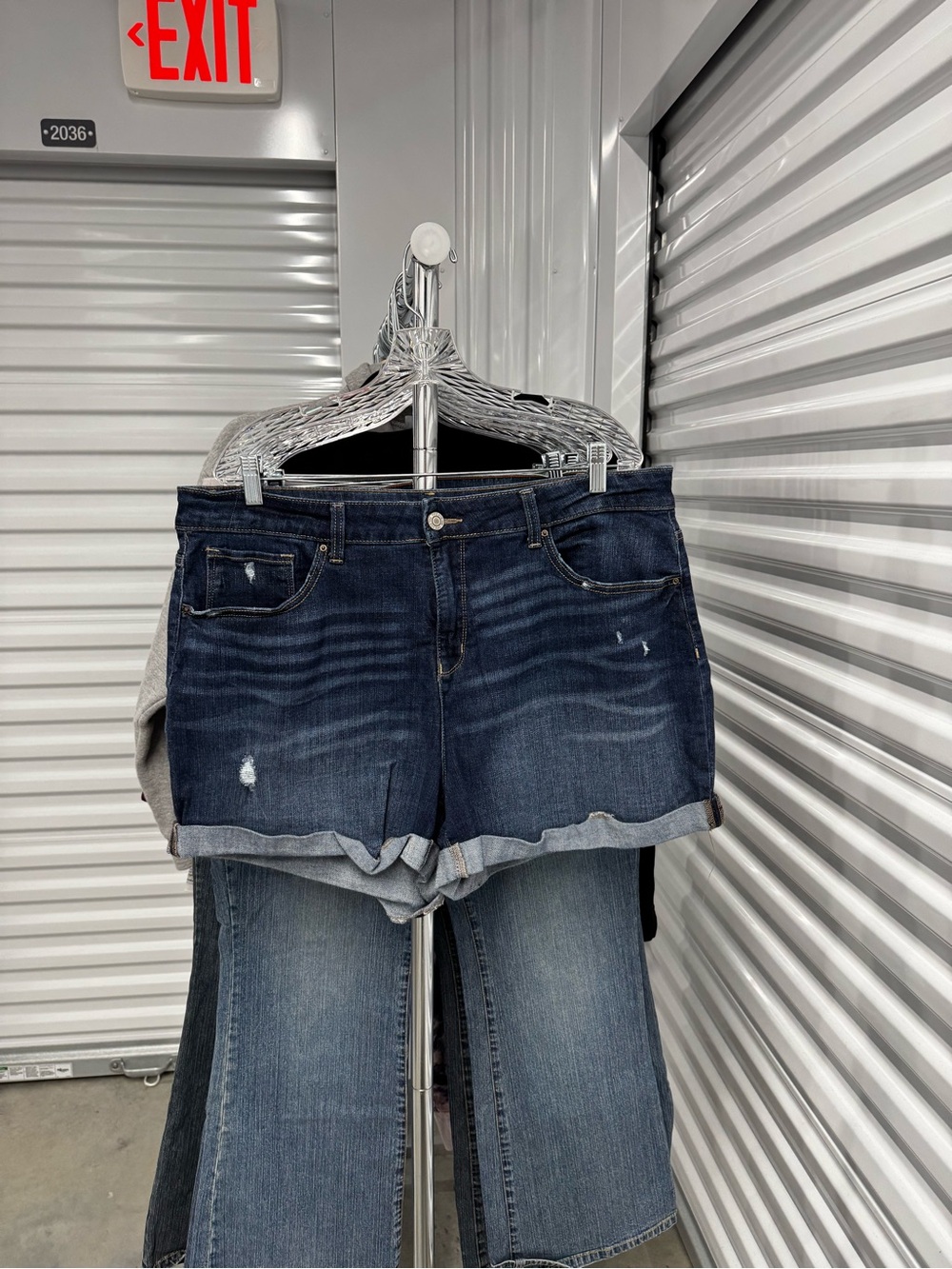 Time and Tru | Midirise Jean Shorts Foldover Hem in Dark Wash | size 20